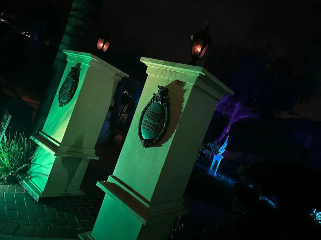 Haunted mansion coloumns 1024x768